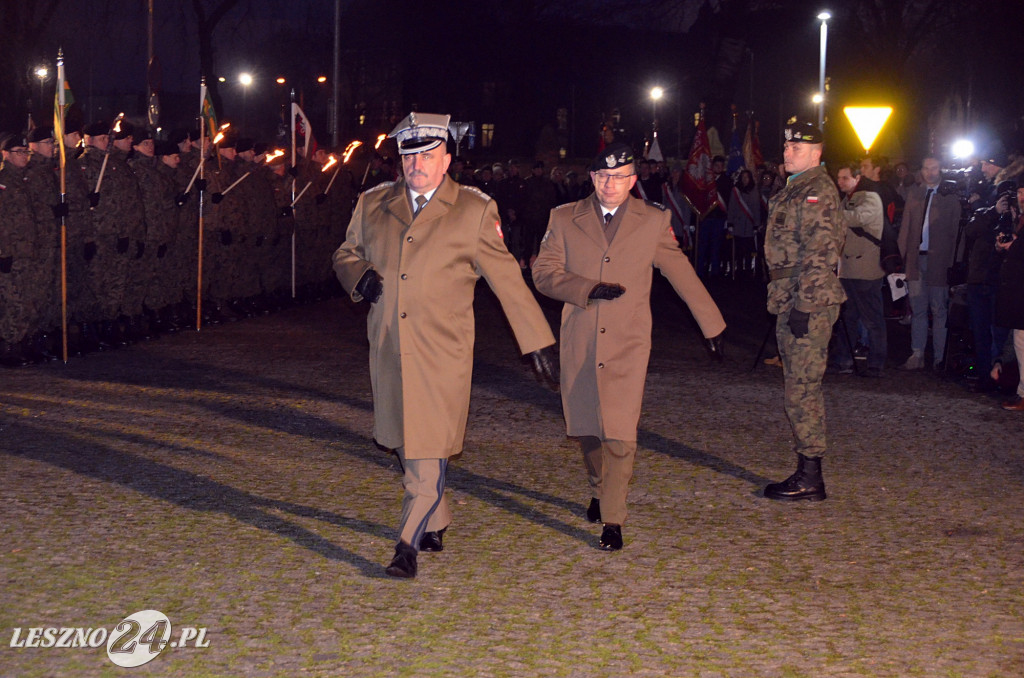 Uroczystość patriotyczna i flary  kibiców