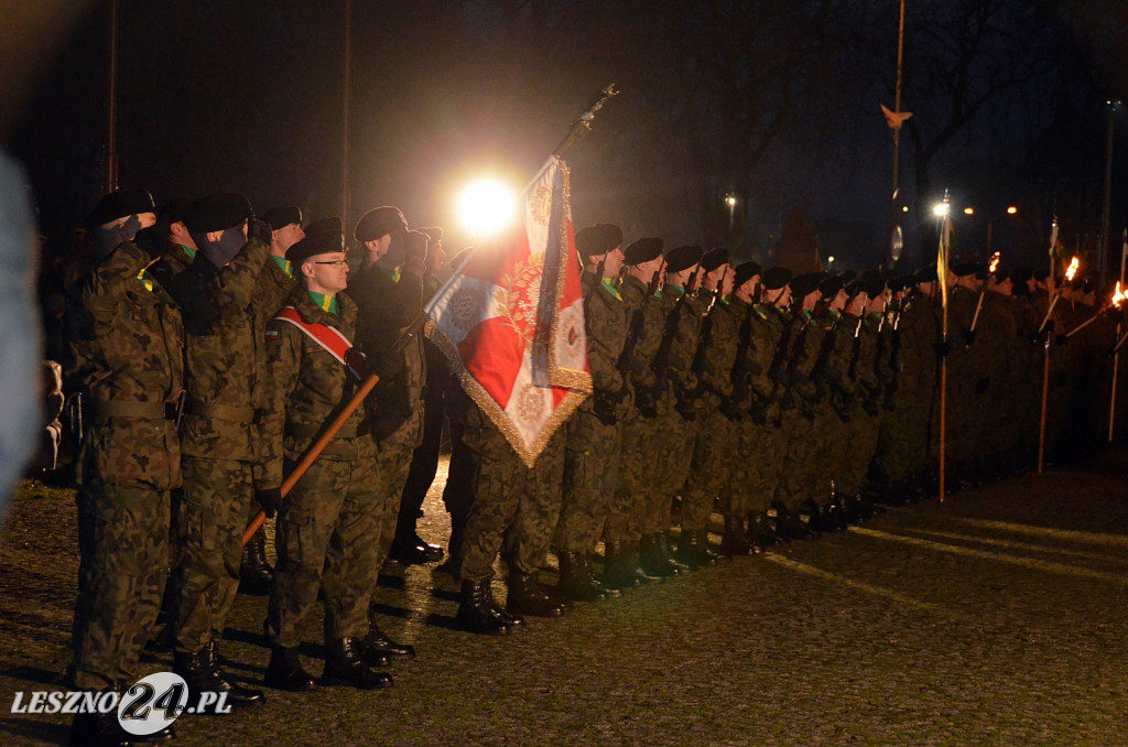 Uroczystość patriotyczna i flary  kibiców