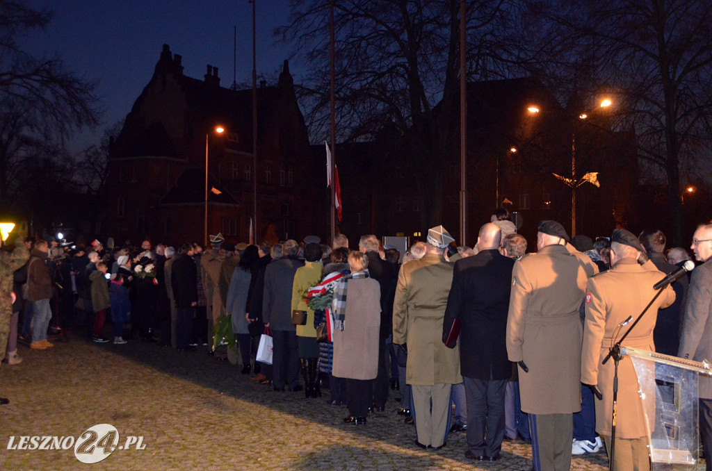 Uroczystość patriotyczna i flary  kibiców