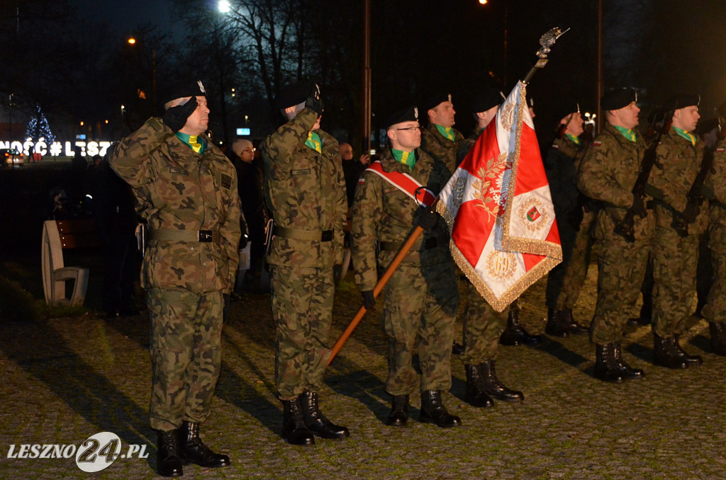 Uroczystość patriotyczna i flary  kibiców