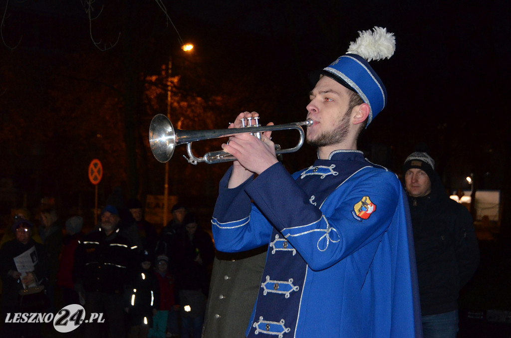 Uroczystość patriotyczna i flary  kibiców