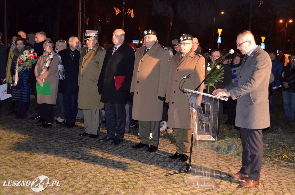 Uroczystość patriotyczna i flary  kibiców