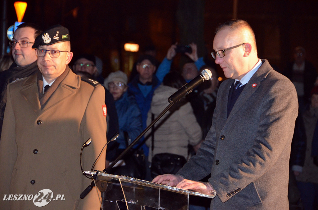 Uroczystość patriotyczna i flary  kibiców