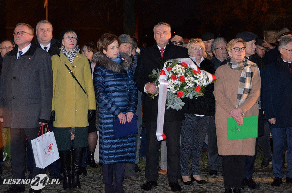 Uroczystość patriotyczna i flary  kibiców