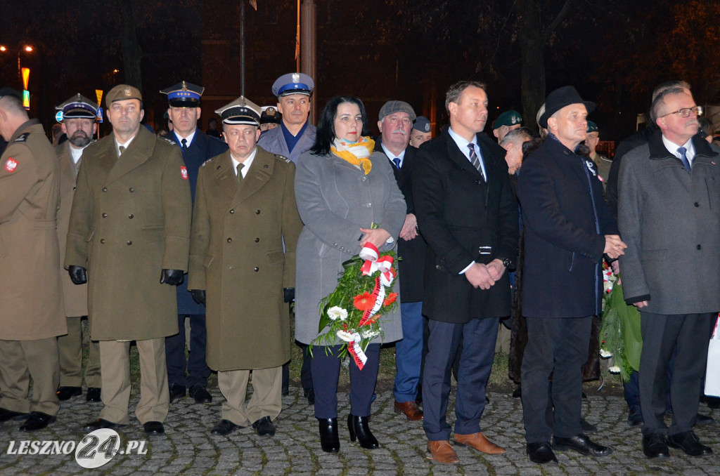 Uroczystość patriotyczna i flary  kibiców