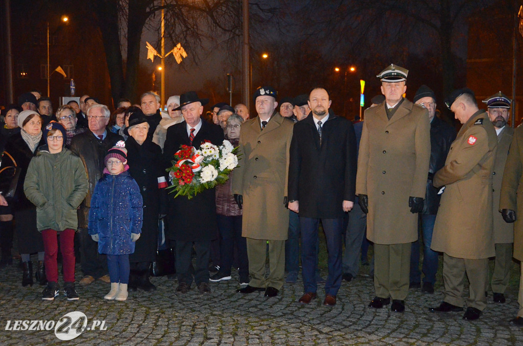 Uroczystość patriotyczna i flary  kibiców