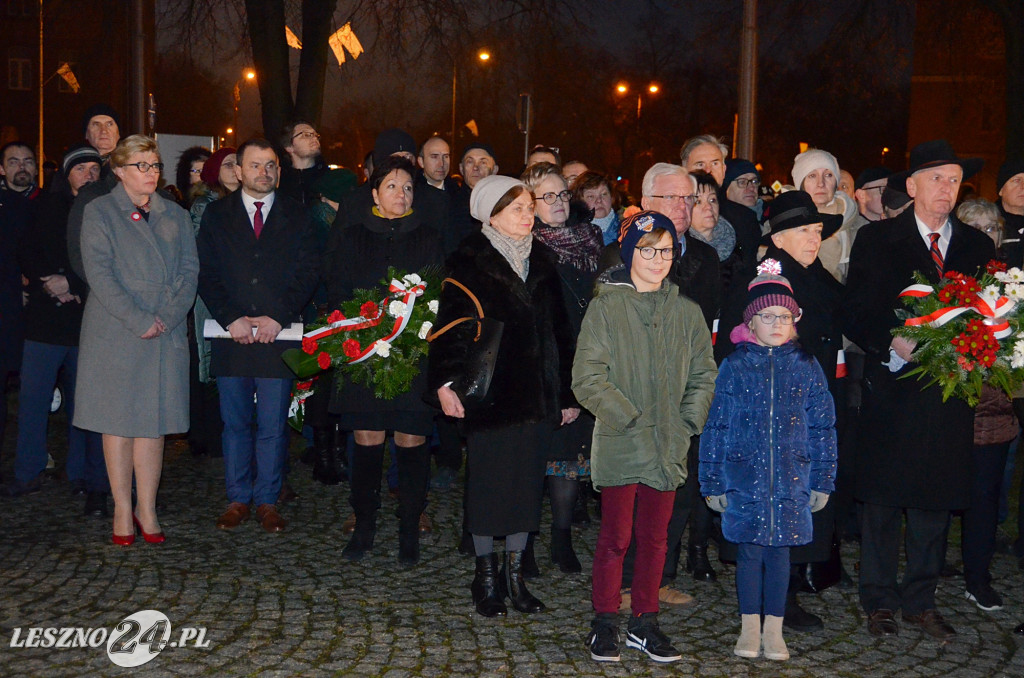 Uroczystość patriotyczna i flary  kibiców