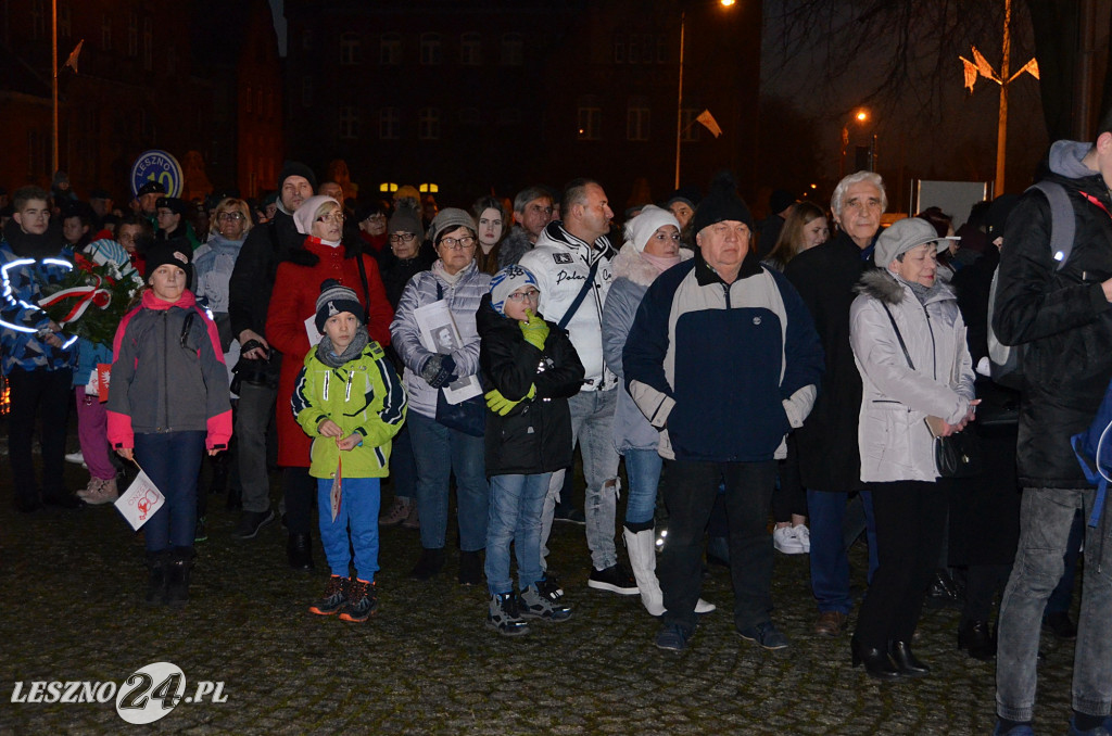 Uroczystość patriotyczna i flary  kibiców