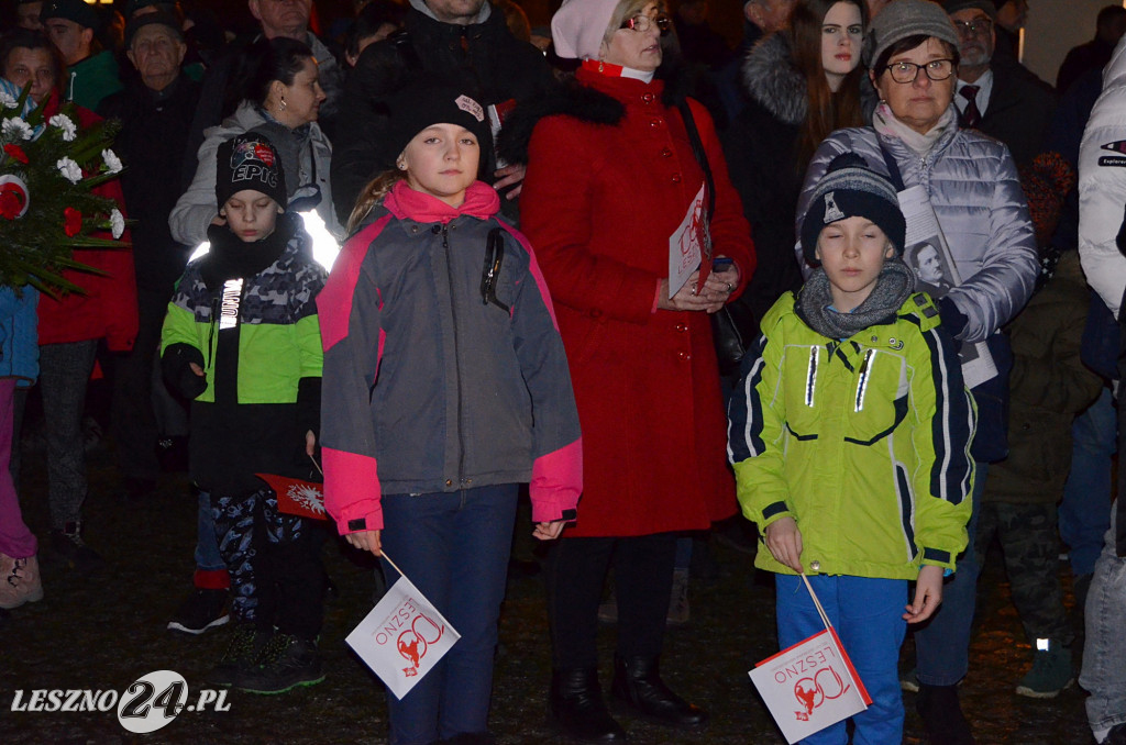 Uroczystość patriotyczna i flary  kibiców