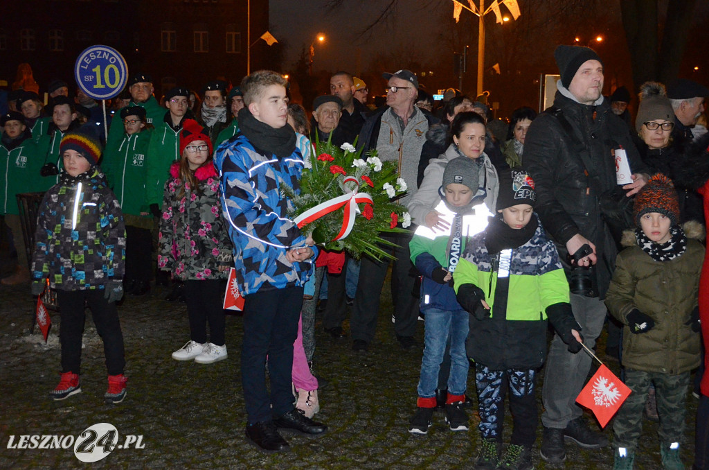 Uroczystość patriotyczna i flary  kibiców