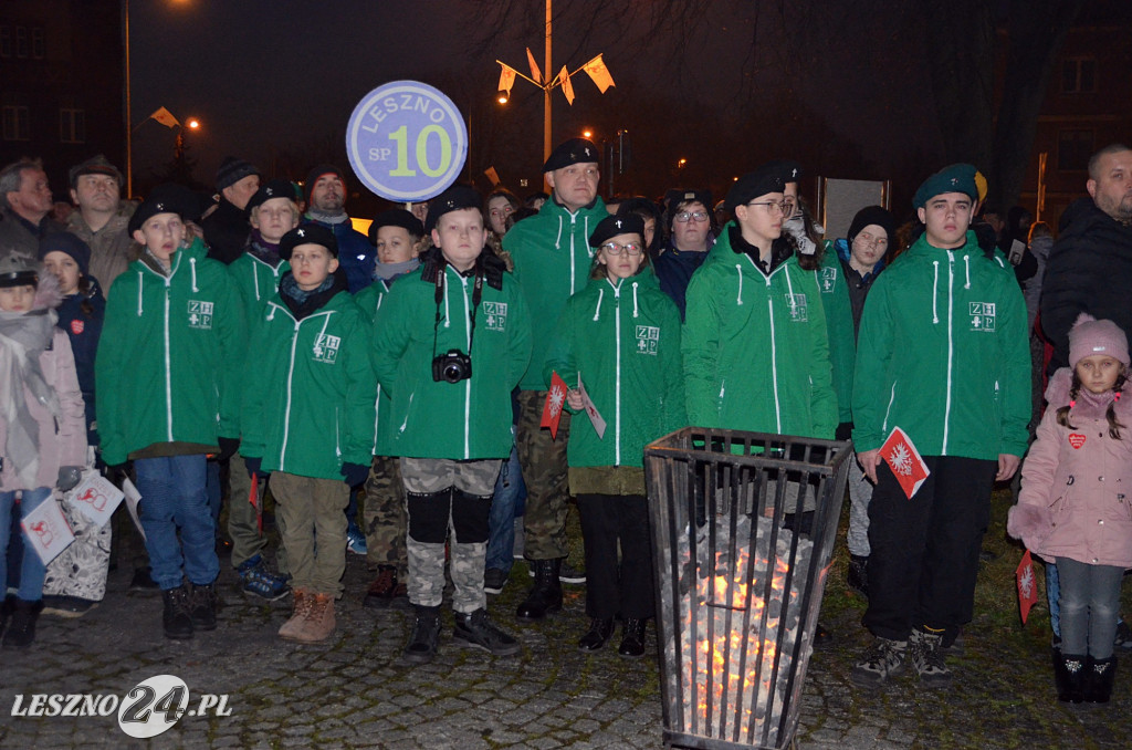 Uroczystość patriotyczna i flary  kibiców