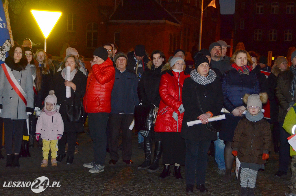 Uroczystość patriotyczna i flary  kibiców