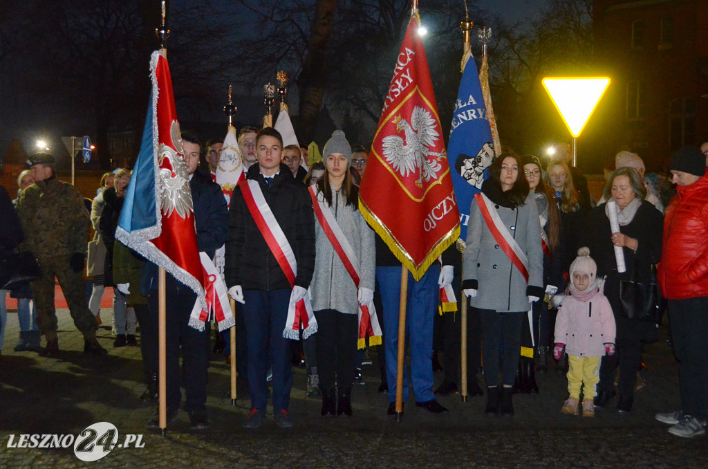 Uroczystość patriotyczna i flary  kibiców