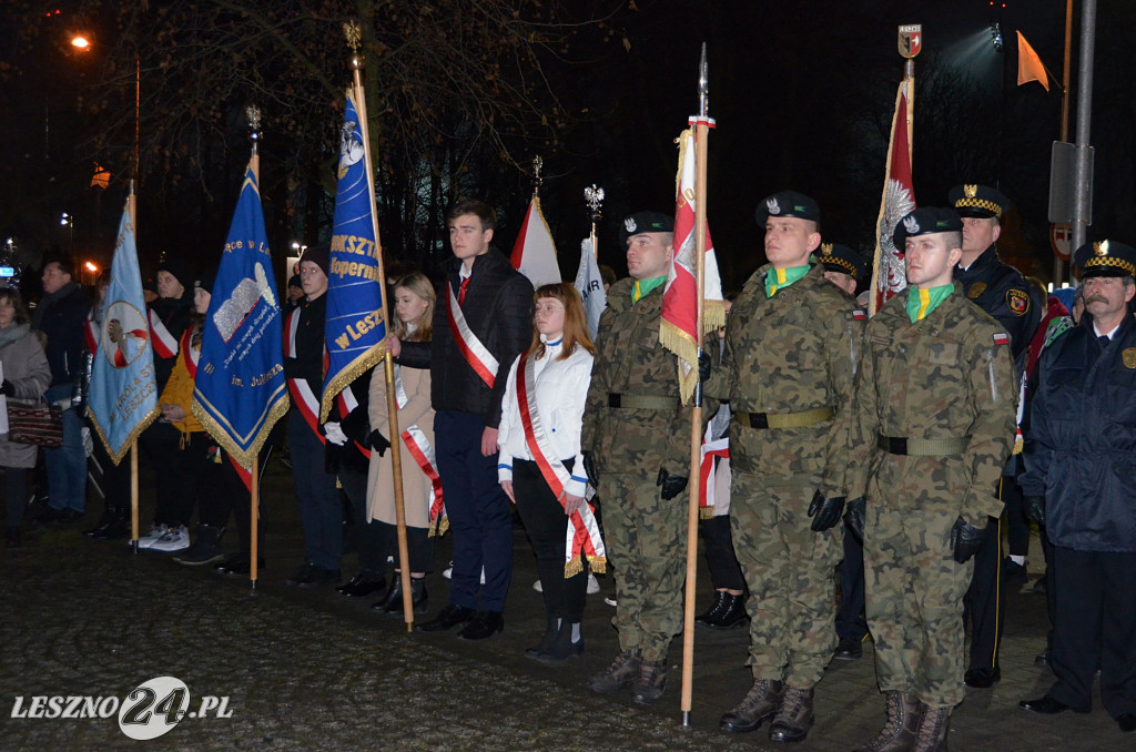 Uroczystość patriotyczna i flary  kibiców