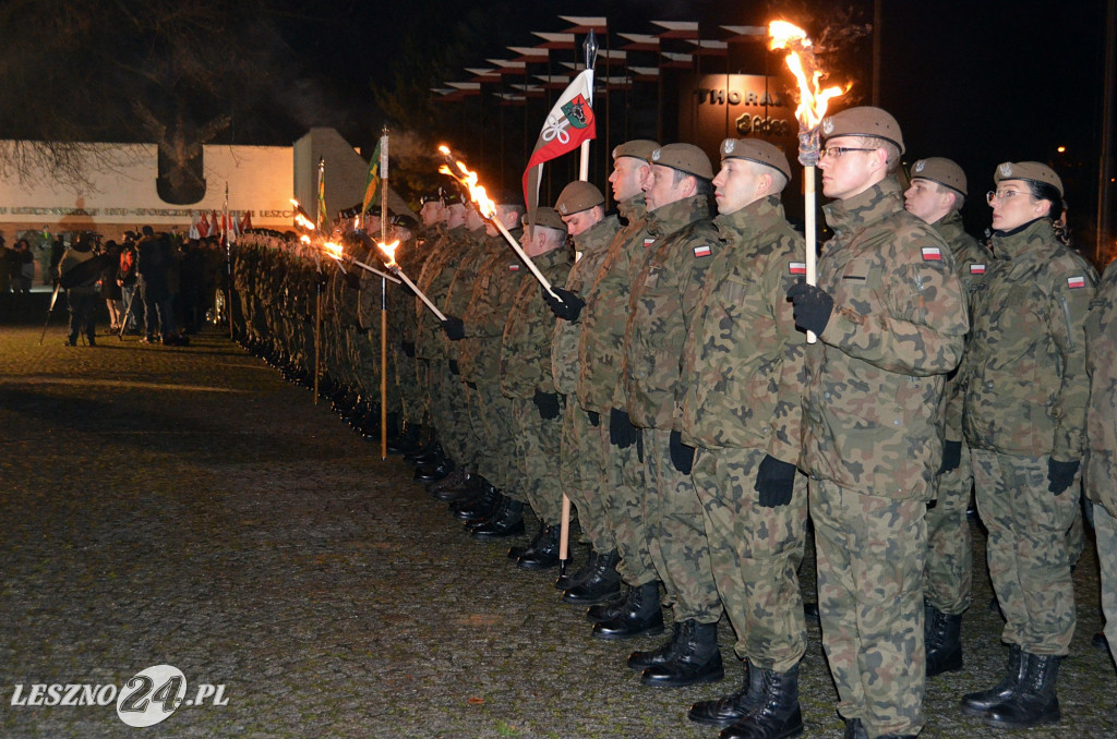 Uroczystość patriotyczna i flary  kibiców