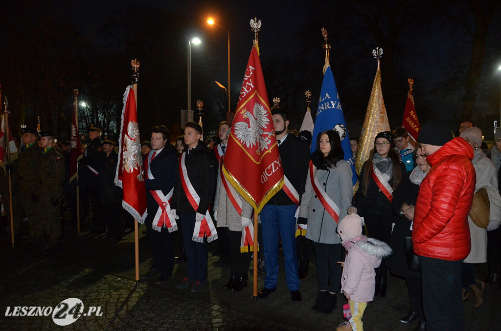 Uroczystość patriotyczna i flary  kibiców