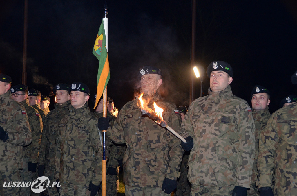 Uroczystość patriotyczna i flary  kibiców