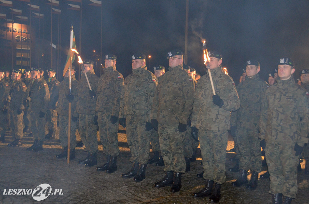 Uroczystość patriotyczna i flary  kibiców