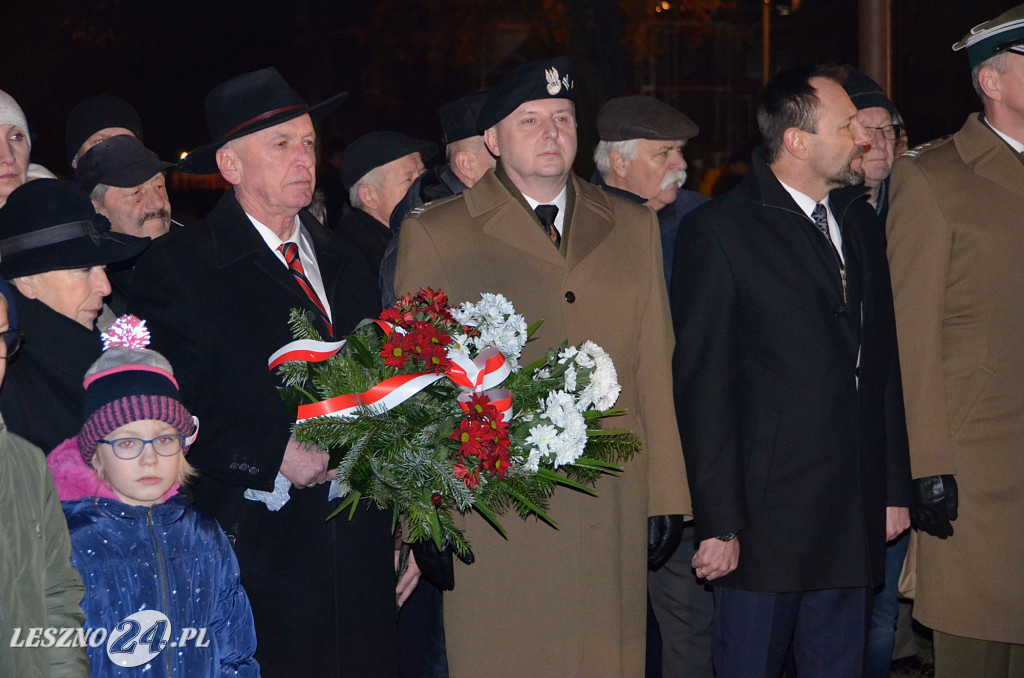 Uroczystość patriotyczna i flary  kibiców