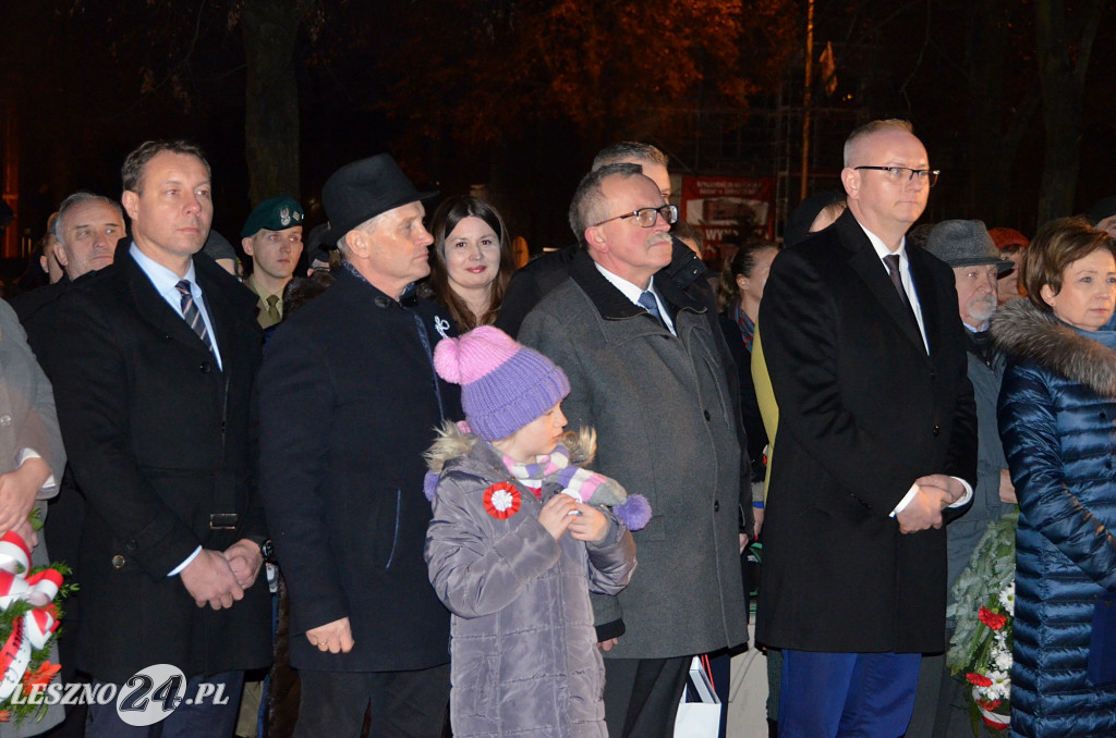 Uroczystość patriotyczna i flary  kibiców