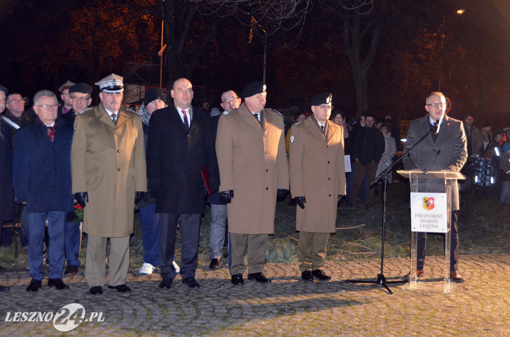 Uroczystość patriotyczna i flary  kibiców