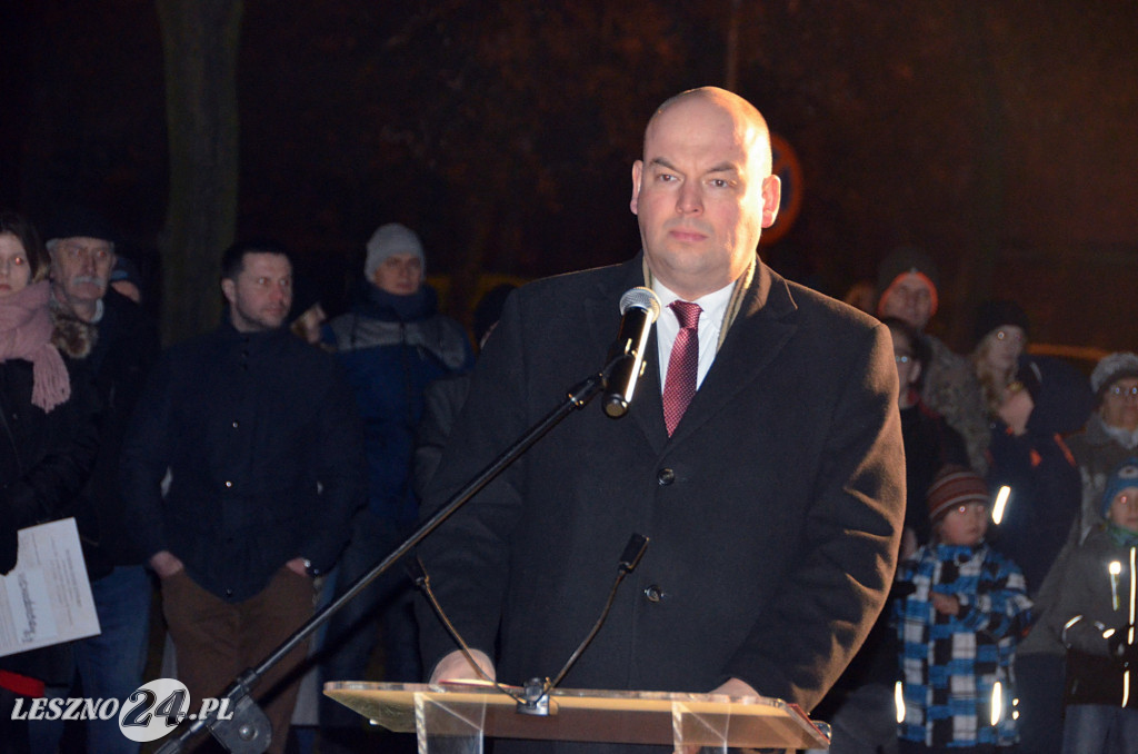 Uroczystość patriotyczna i flary  kibiców