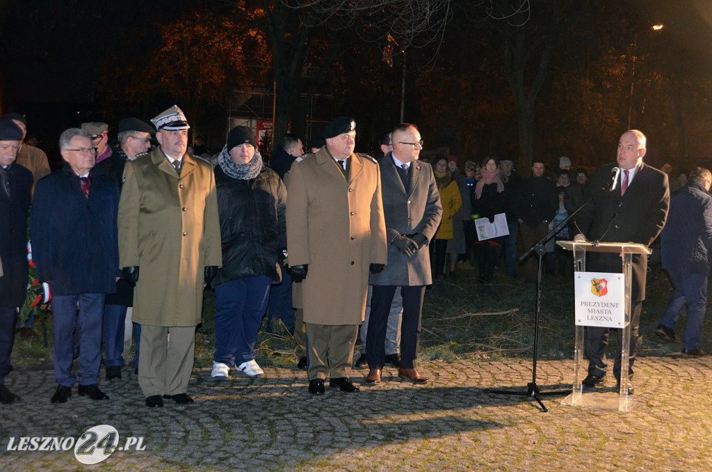 Uroczystość patriotyczna i flary  kibiców