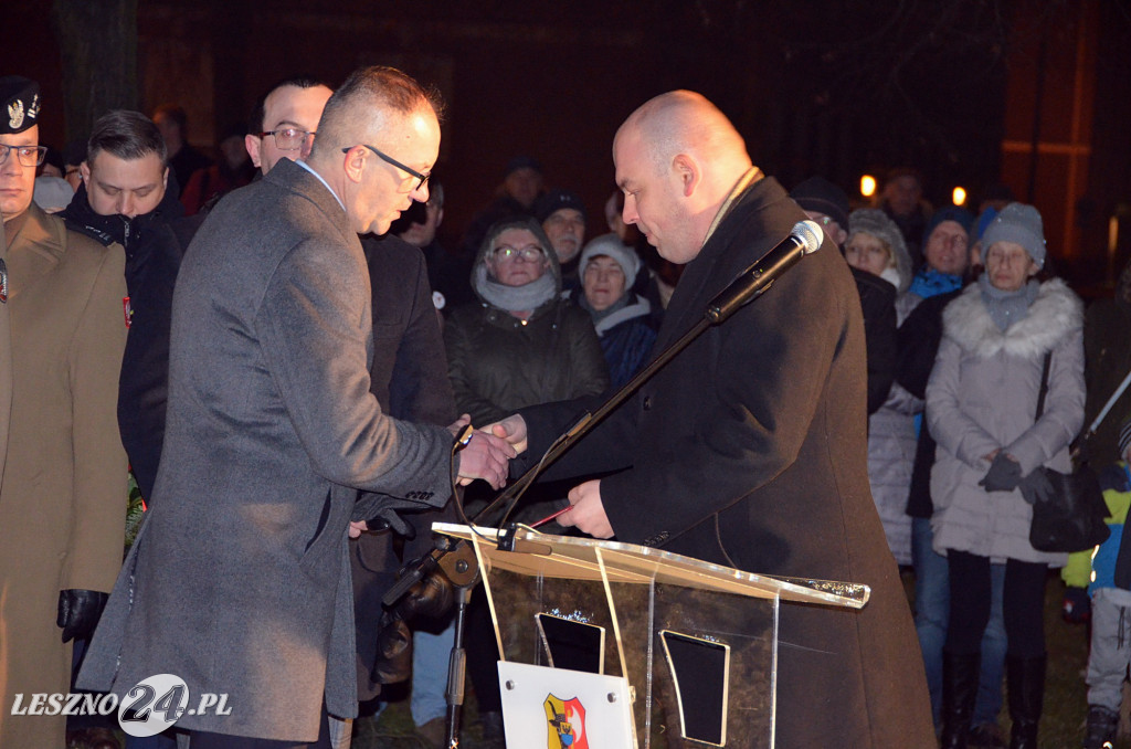 Uroczystość patriotyczna i flary  kibiców