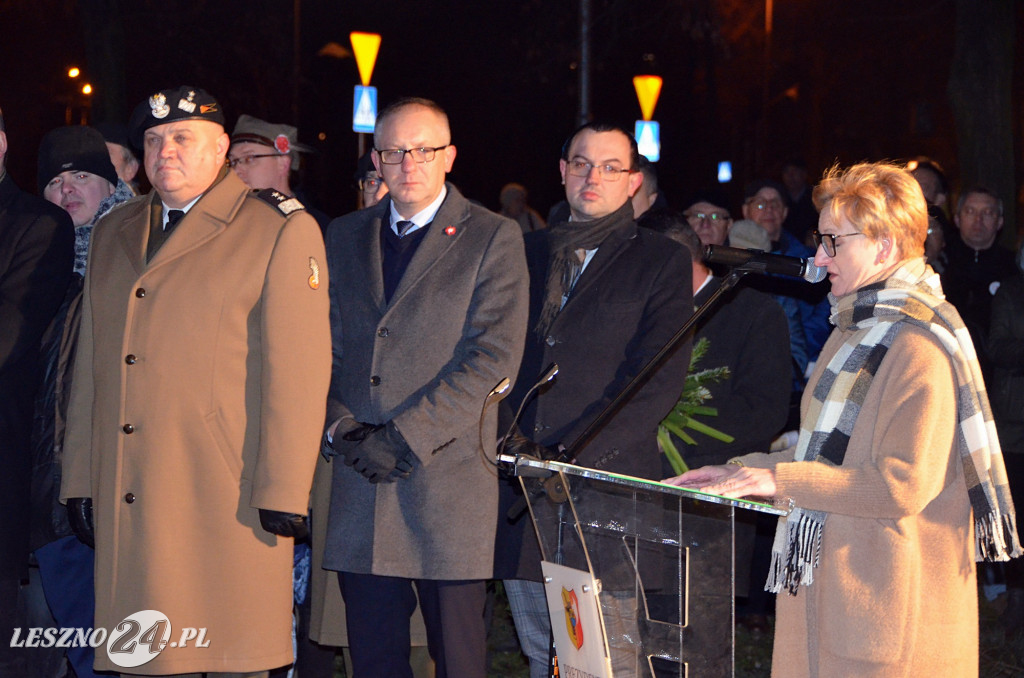 Uroczystość patriotyczna i flary  kibiców