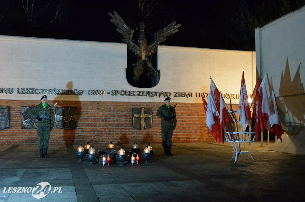 Uroczystość patriotyczna i flary  kibiców