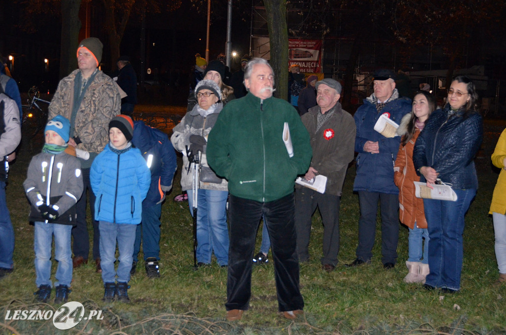 Uroczystość patriotyczna i flary  kibiców