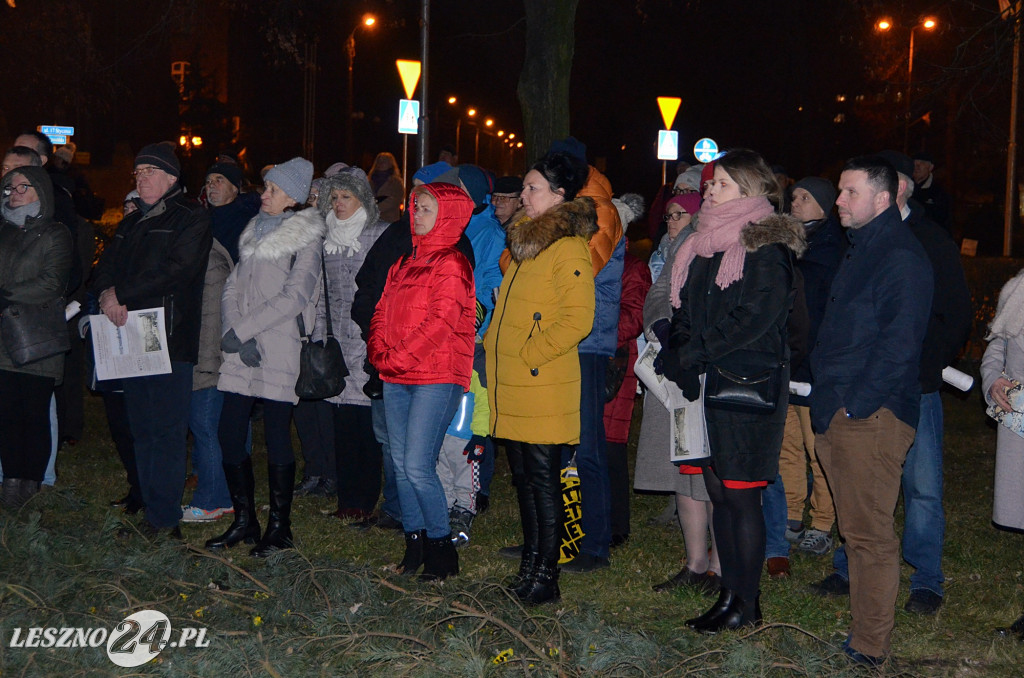 Uroczystość patriotyczna i flary  kibiców