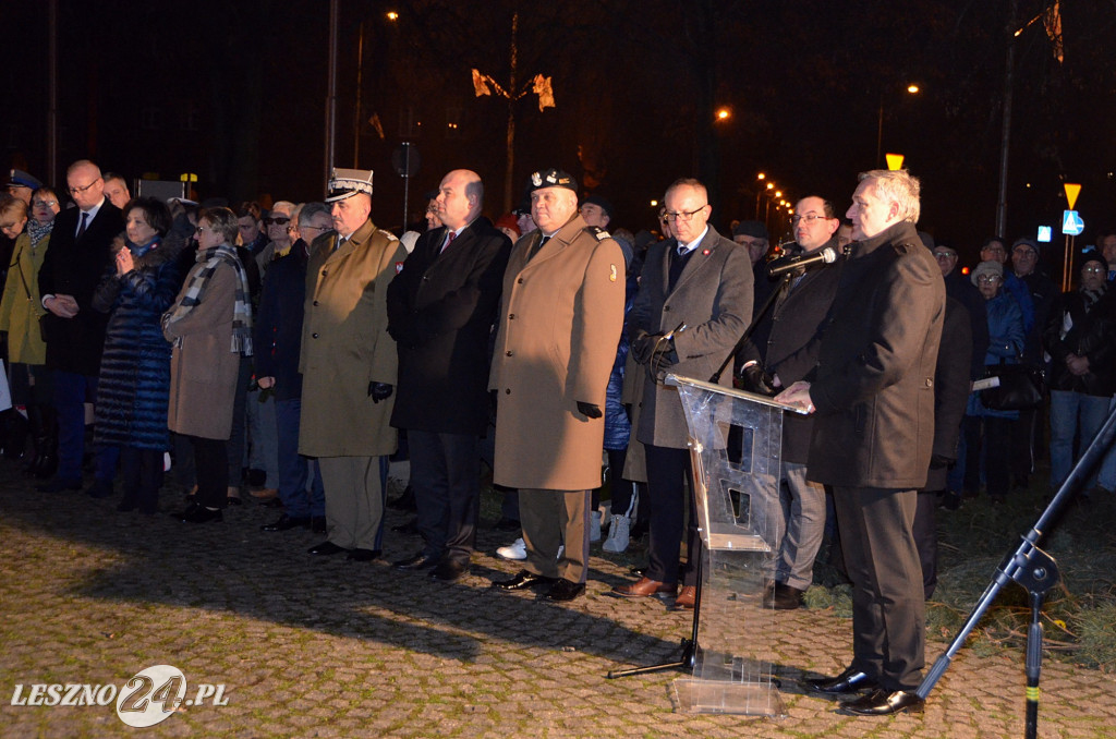 Uroczystość patriotyczna i flary  kibiców