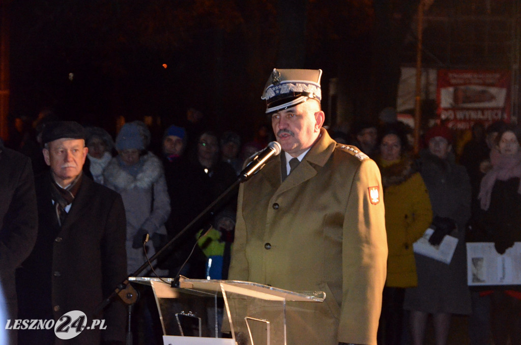 Uroczystość patriotyczna i flary  kibiców