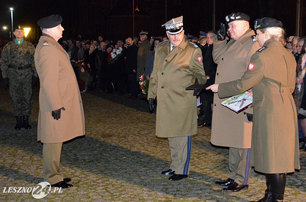 Uroczystość patriotyczna i flary  kibiców