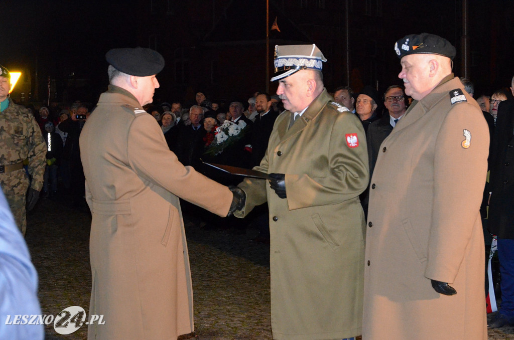 Uroczystość patriotyczna i flary  kibiców