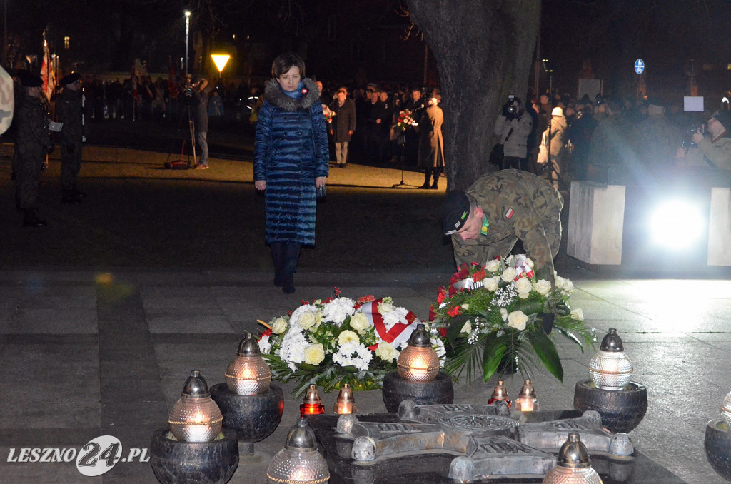 Uroczystość patriotyczna i flary  kibiców