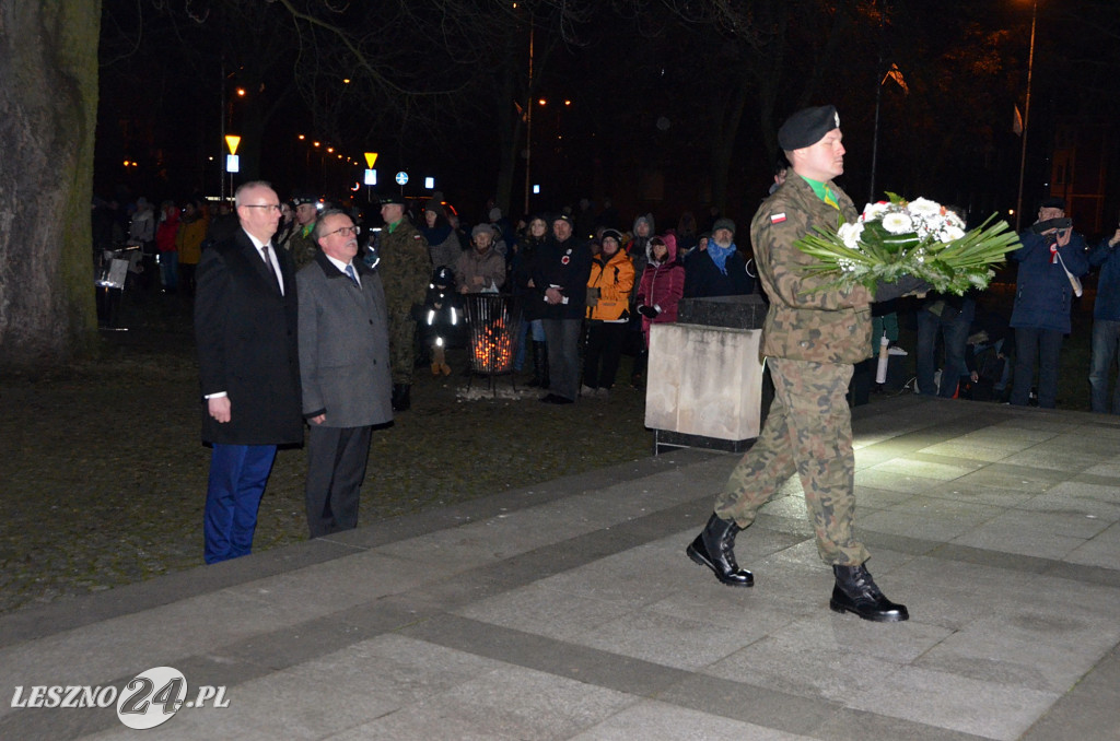 Uroczystość patriotyczna i flary  kibiców