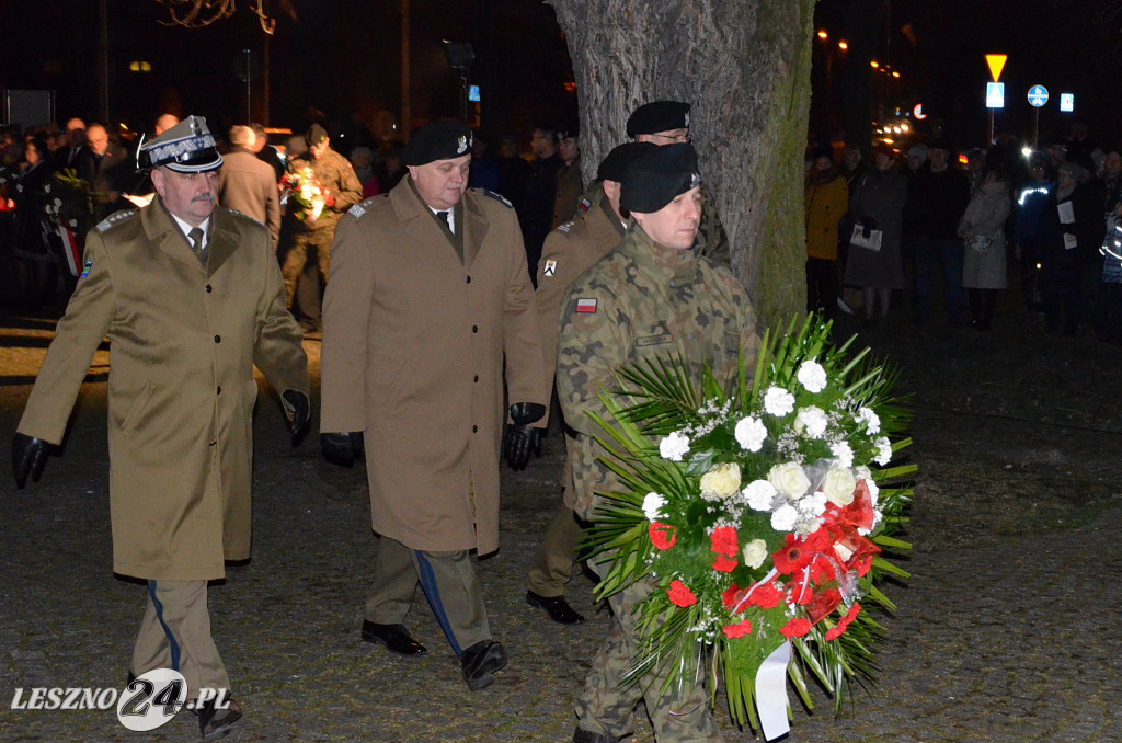 Uroczystość patriotyczna i flary  kibiców