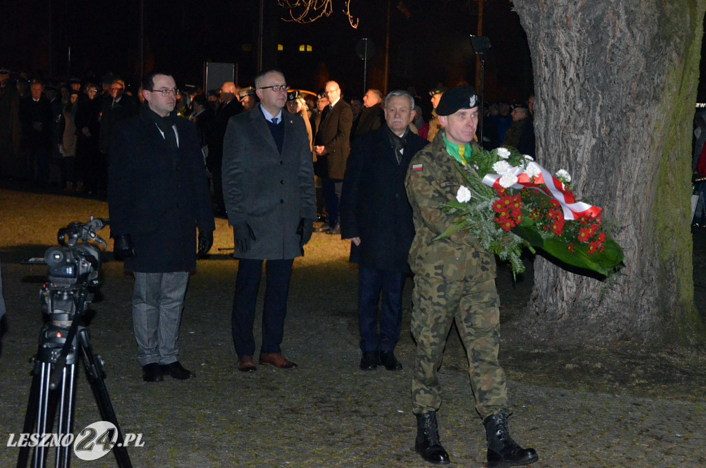 Uroczystość patriotyczna i flary  kibiców