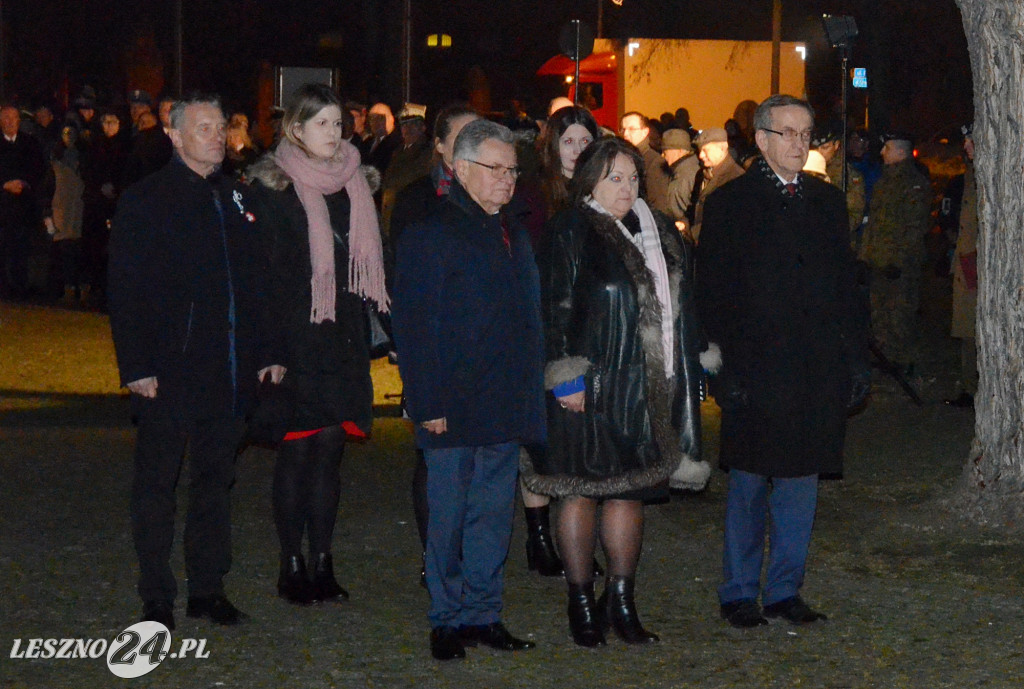 Uroczystość patriotyczna i flary  kibiców