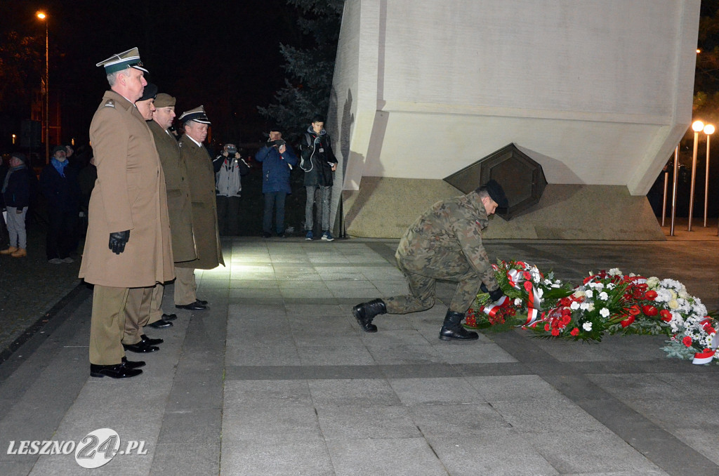 Uroczystość patriotyczna i flary  kibiców