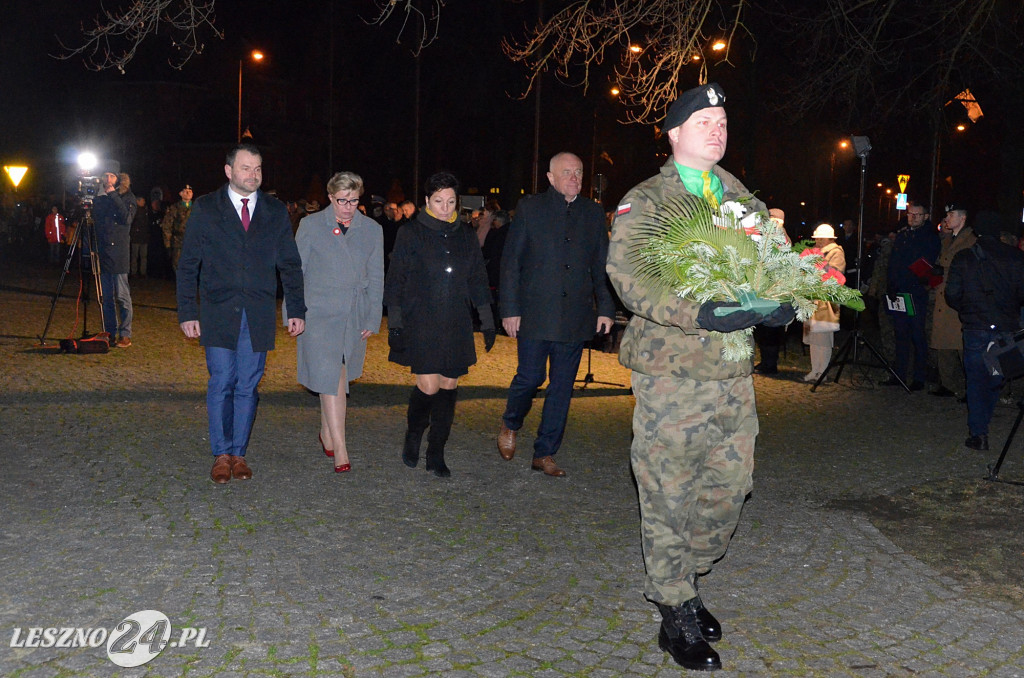 Uroczystość patriotyczna i flary  kibiców