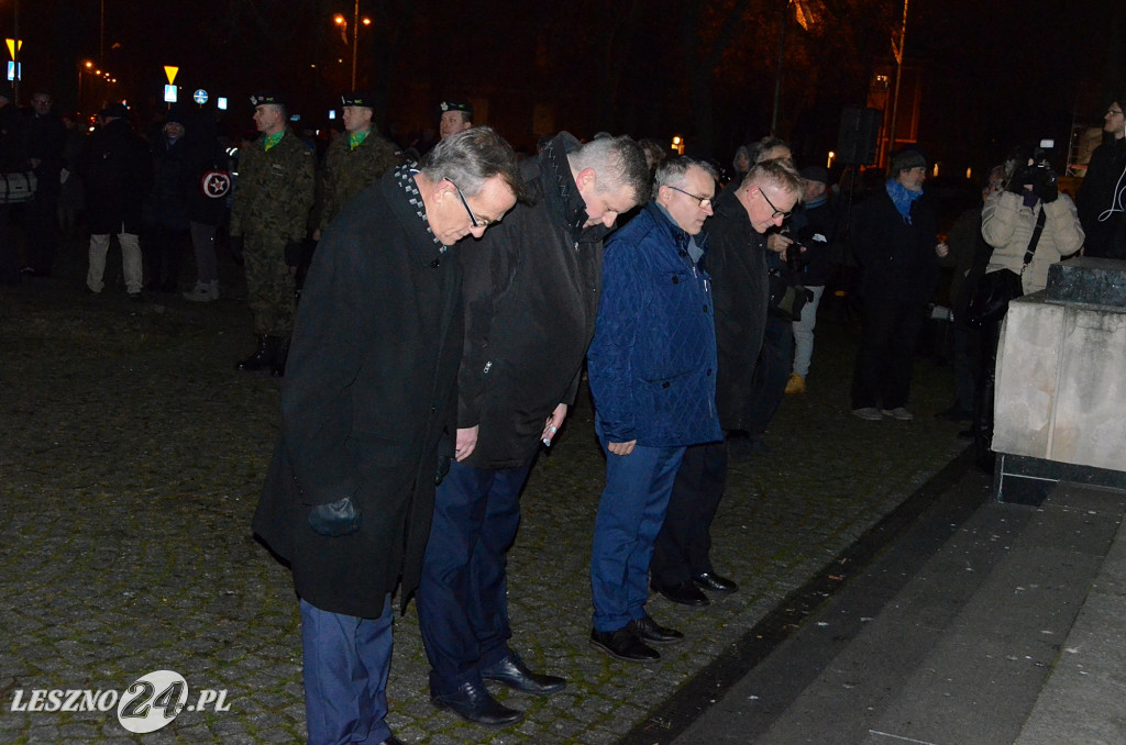 Uroczystość patriotyczna i flary  kibiców