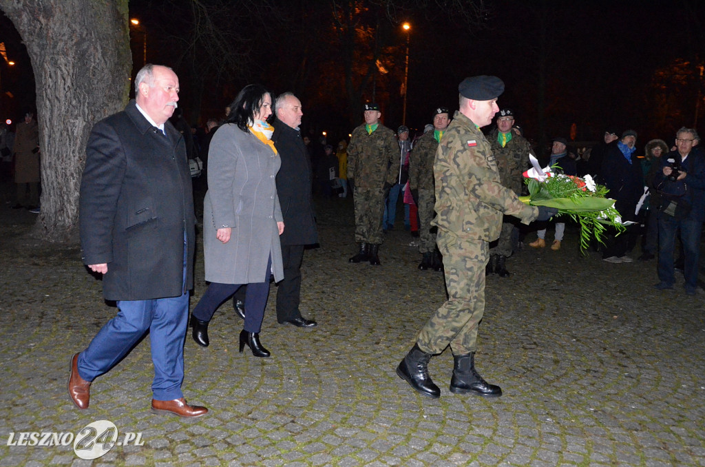 Uroczystość patriotyczna i flary  kibiców