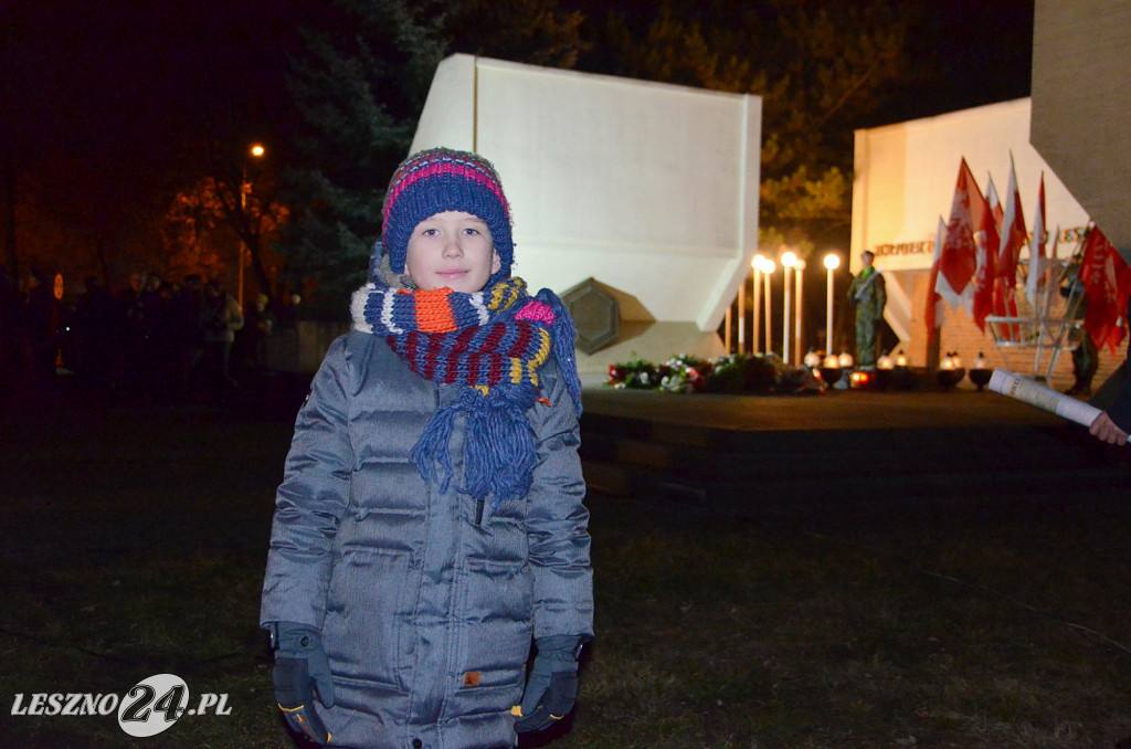 Uroczystość patriotyczna i flary  kibiców