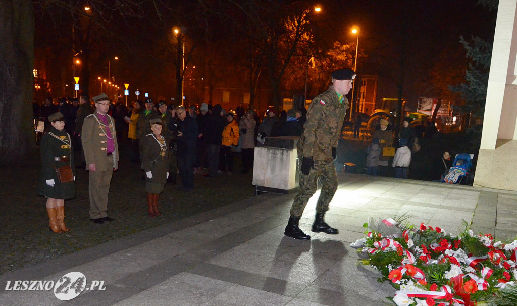 Uroczystość patriotyczna i flary  kibiców