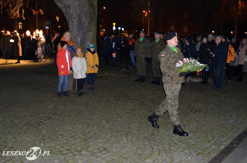 Uroczystość patriotyczna i flary  kibiców