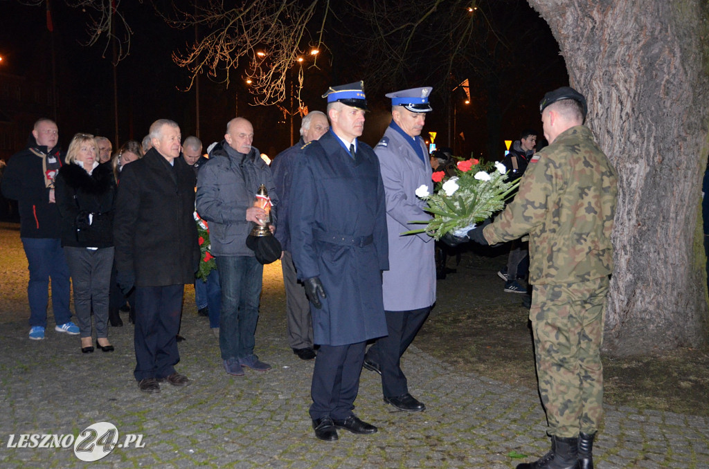 Uroczystość patriotyczna i flary  kibiców