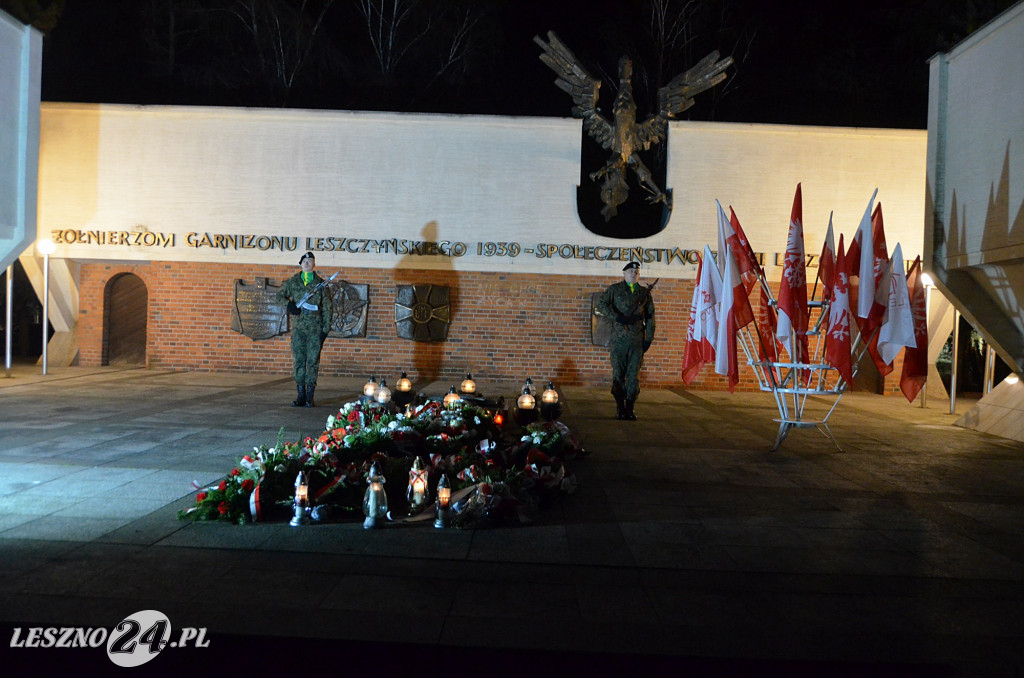 Uroczystość patriotyczna i flary  kibiców